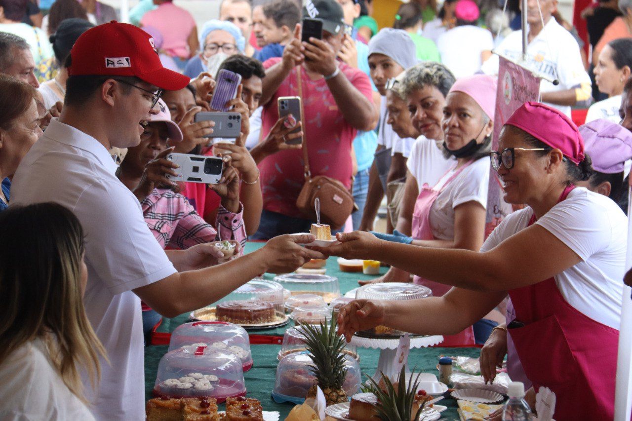 Alcalde Julio Fuenmayor degustando los postres en la primera feria de degustación gastronómica