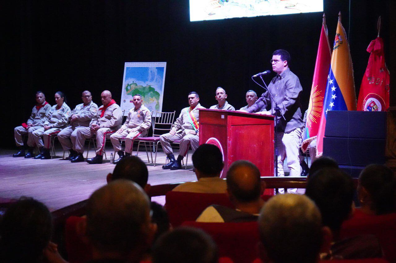 Alcalde Fuenmayor junto a efectivos de la Milicia Bolivariana el Teatro Municipal de Valencia.