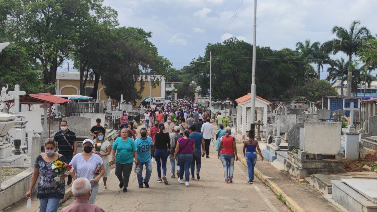 Gran afluencia de personas visitó el Cementerio Municipal de Valencia por el Día de las Madres