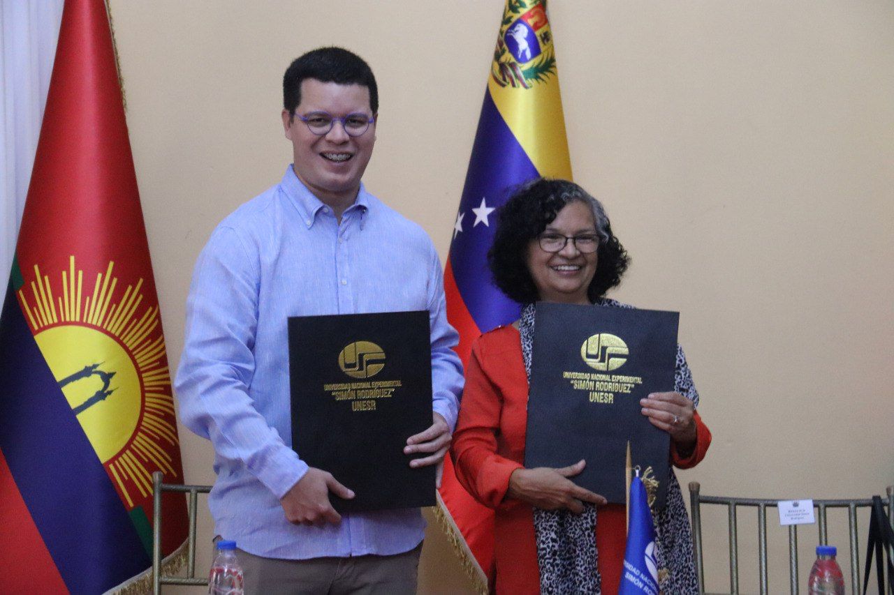 Alcalde de Valencia Julio Fuenmayor junto a la rectora de la Universidad Experimental "Simòn Rodriguez""