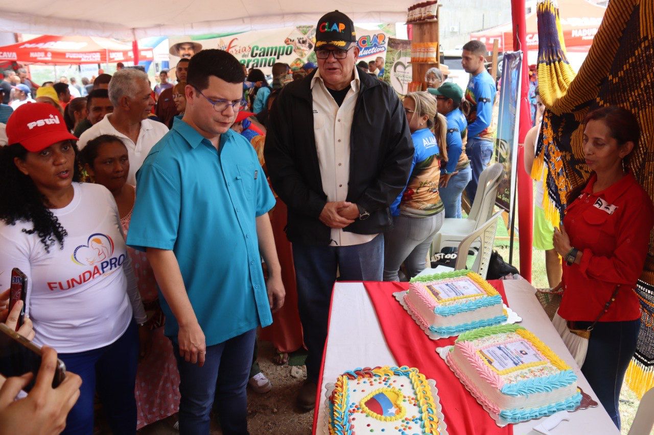  El ministro del Poder Popular para la Alimentación, Carlos Tellería, en compañía del alcalde de Valencia, Julio Fuenmayor, realizaron un recorrido por la Feria del Campo Soberano realizada en la comunidad indígena Wayuu Nuchom Maleiwa