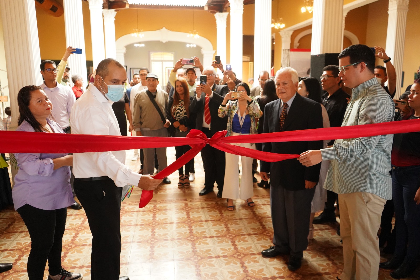 Alcalde Fuenmayor inauguró exposición en Conmemoración de los 202 años del Concejo Municipal Bolivariano de Valencia