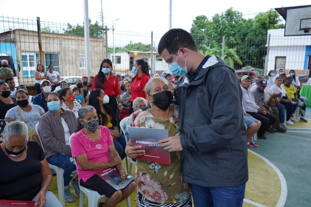 Entrega de títulos de tierra a comunidades de Valencia