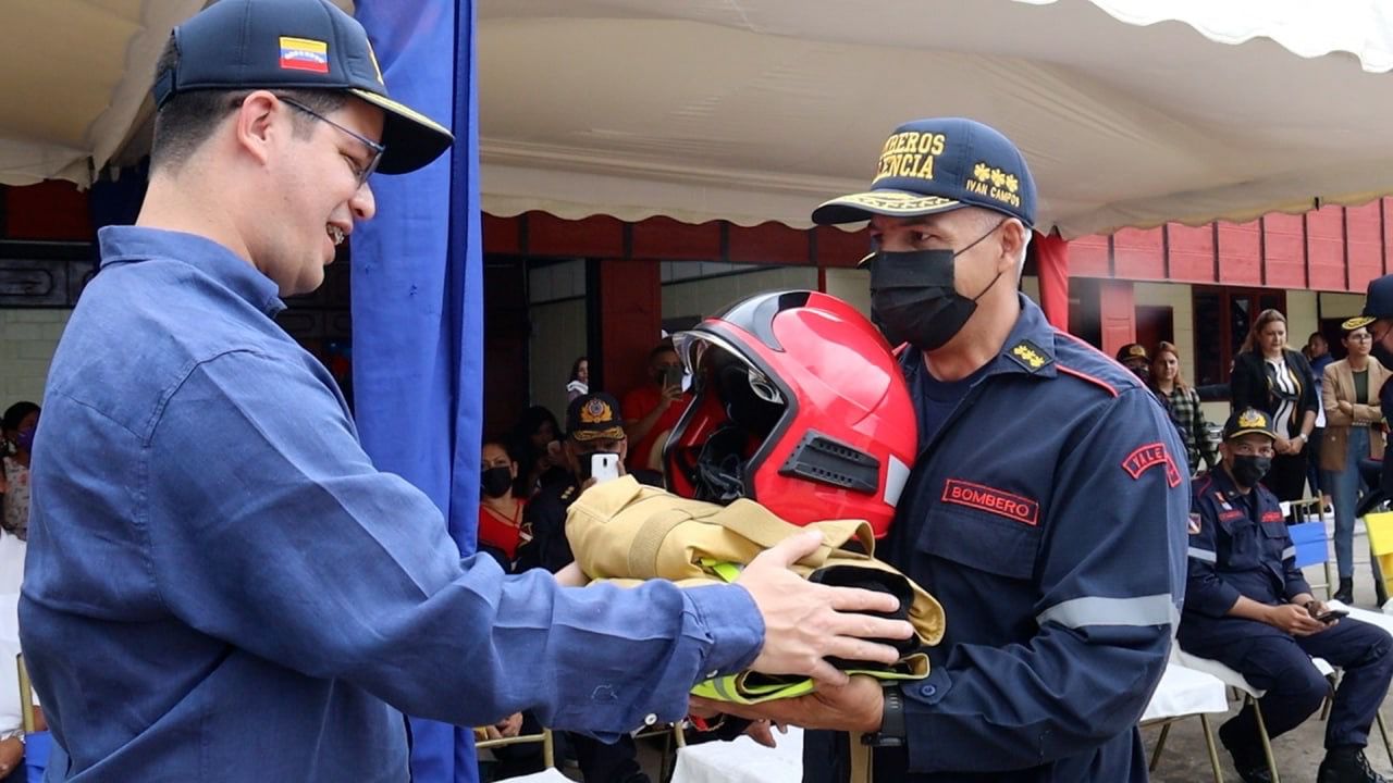 Bomberos de Valencia realizaron práctica y exhibición de maniobras