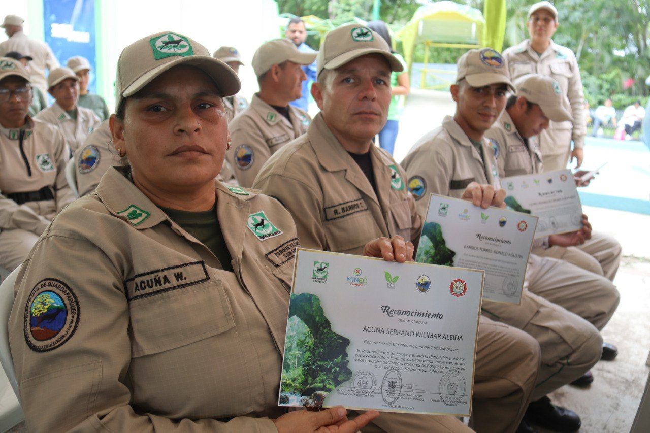 Entrega de reconocimientos a Guardaparques por parte del Alcalde Julio Fuenmayor 