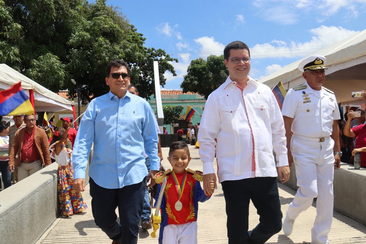 Alcalde Fuenmayor junto a Milton Rengifo Embajador de la República de Colombia caminan