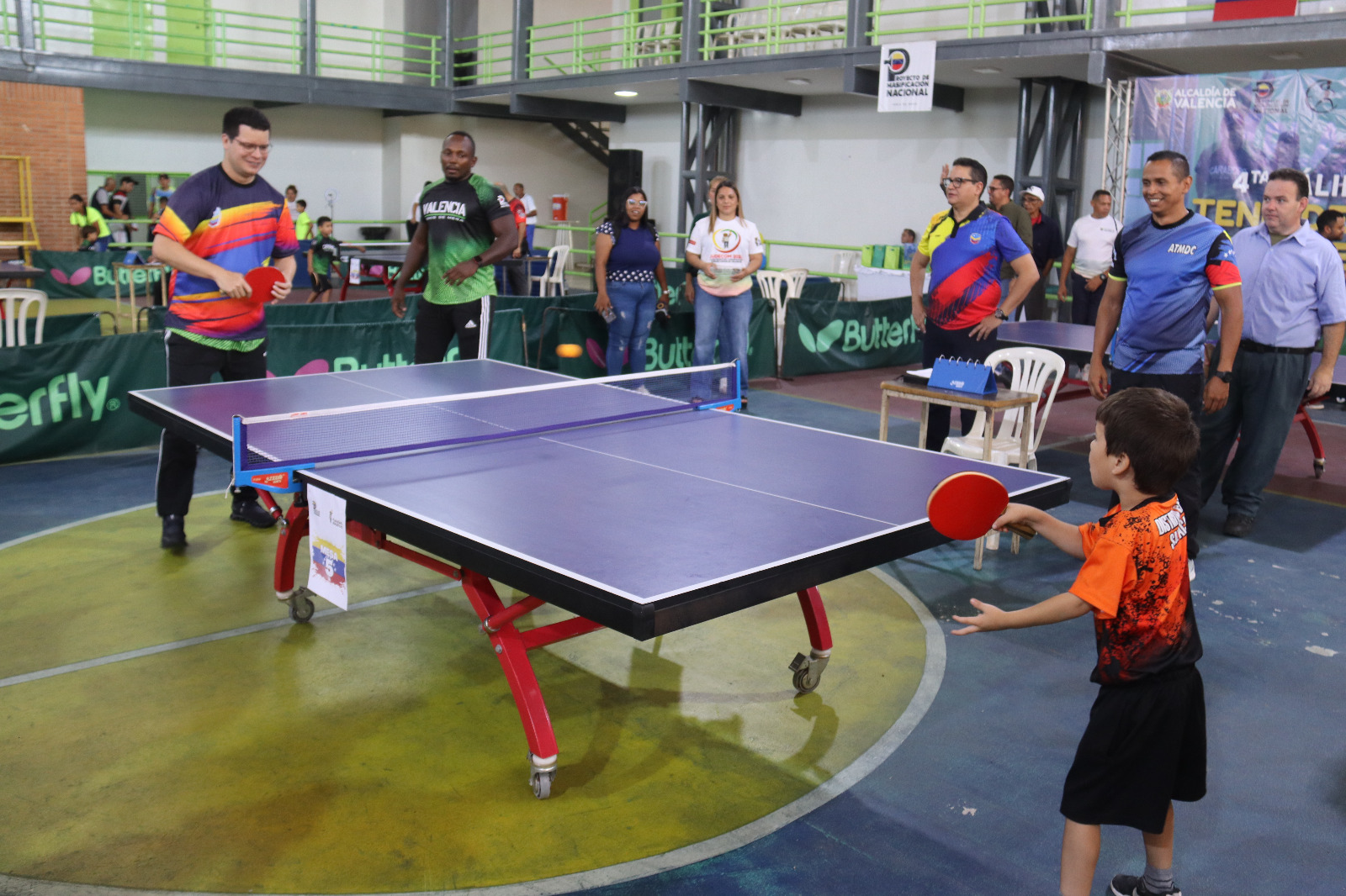 Alcalde de Valencia Julio Fuenmayor jugando tenis de mesa con un niño en el marco de  la 4ta válida de Tenis de Mesa SUB-7 Región Central