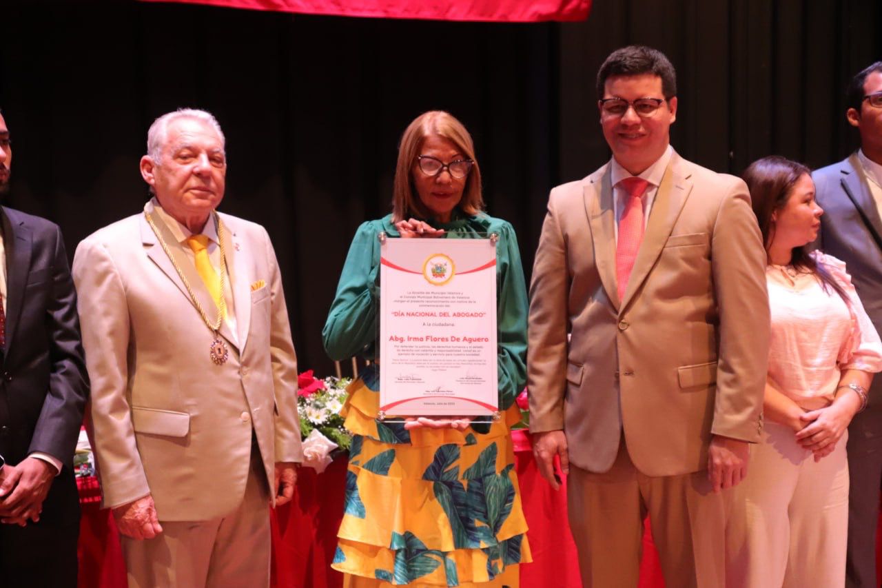 Alcalde Fuenmayor condecoró a más de 100 abogados durante Sesión Especial realizada en el Teatro Municipal de Valencia