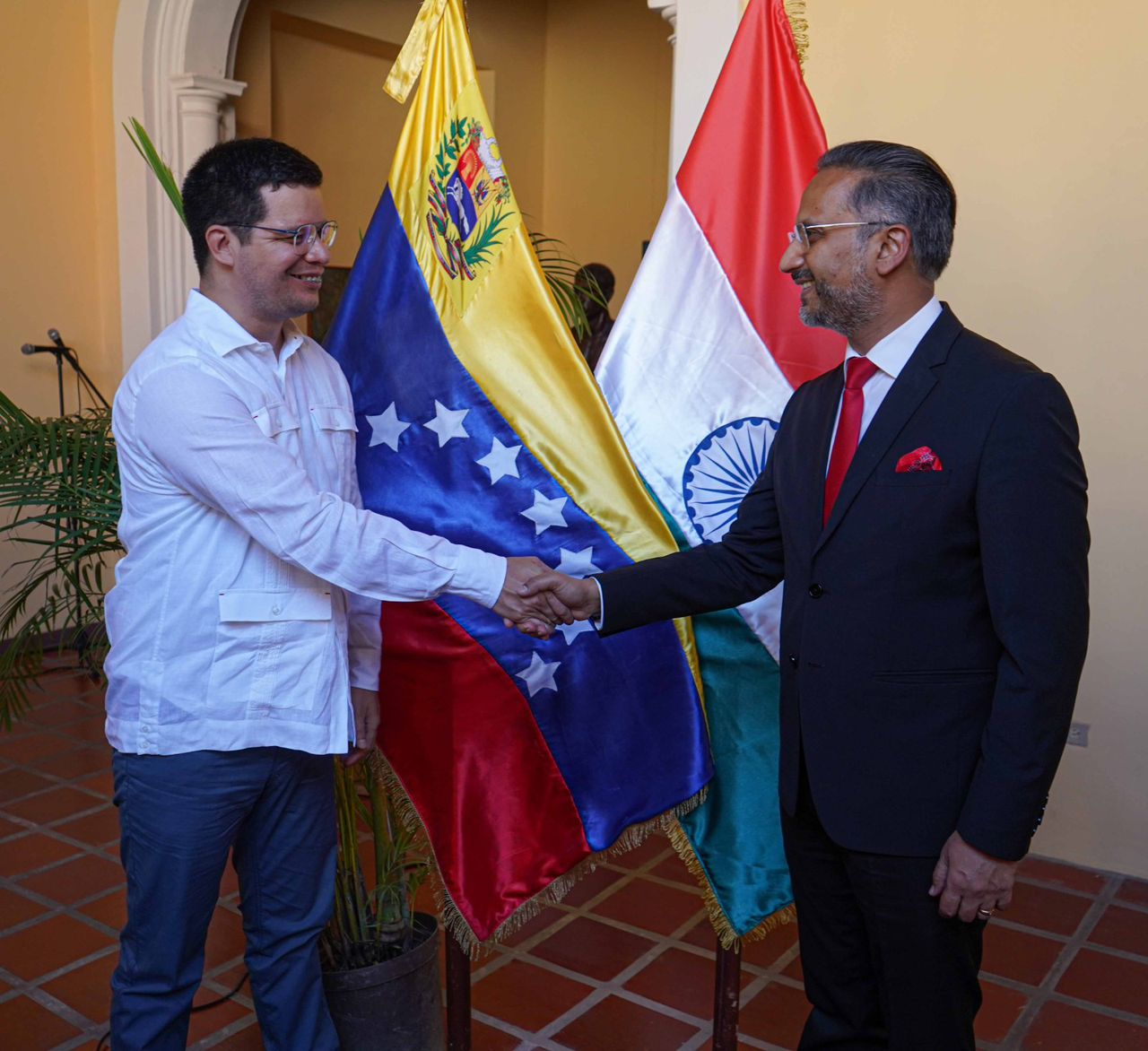 Alcalde Fuenmayor y Embajador de la India Abhishek Singh inauguraron Exposición “Del valle del indo al valle Cabriales”