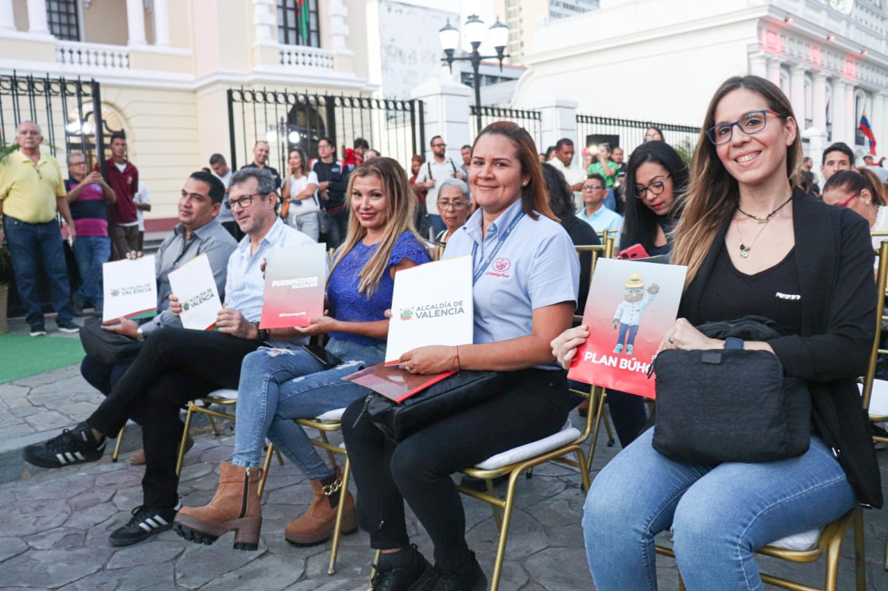 Entrega de 203 licencias de actividades económicas a comerciantes y emprendedores valencianos