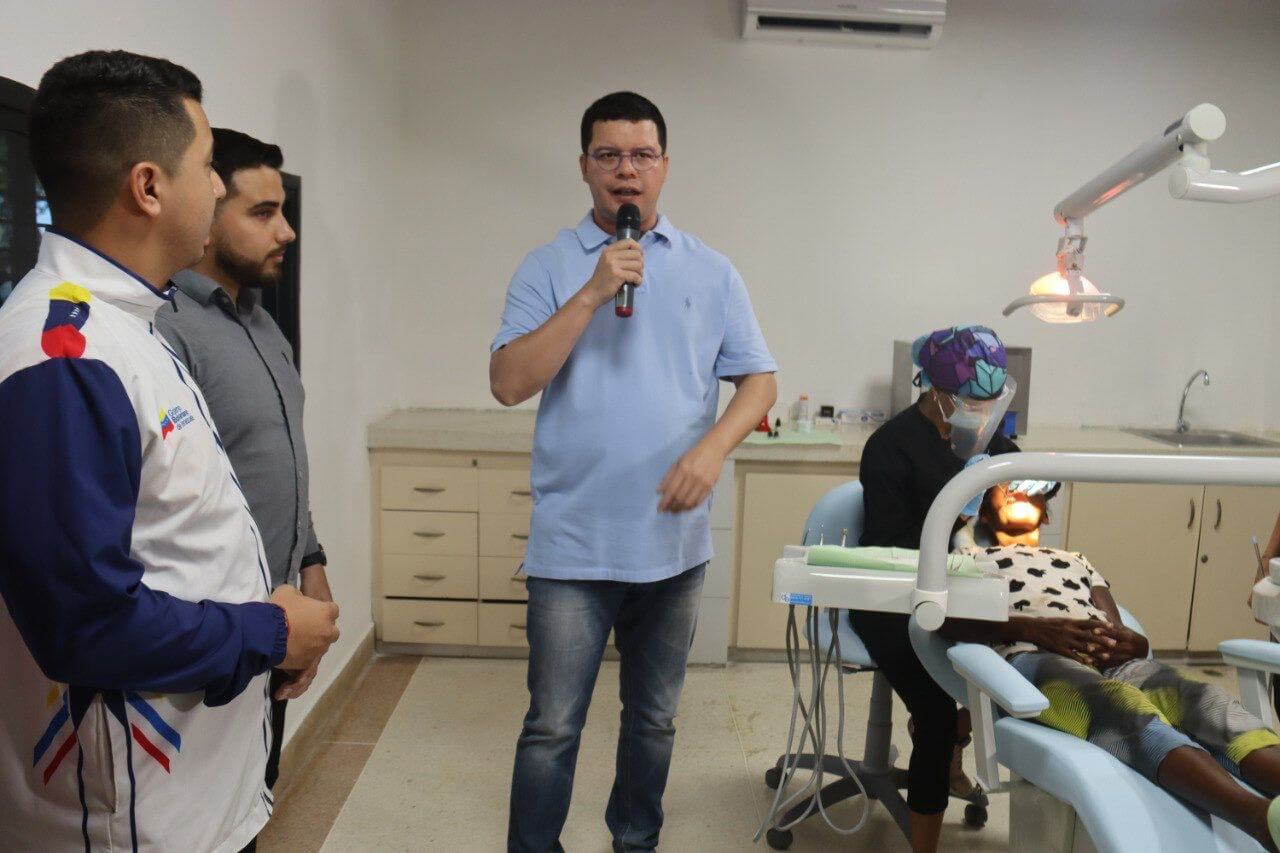 Alcalde Julio Fuenmayor en la reinauguración mostrando las instalaciones