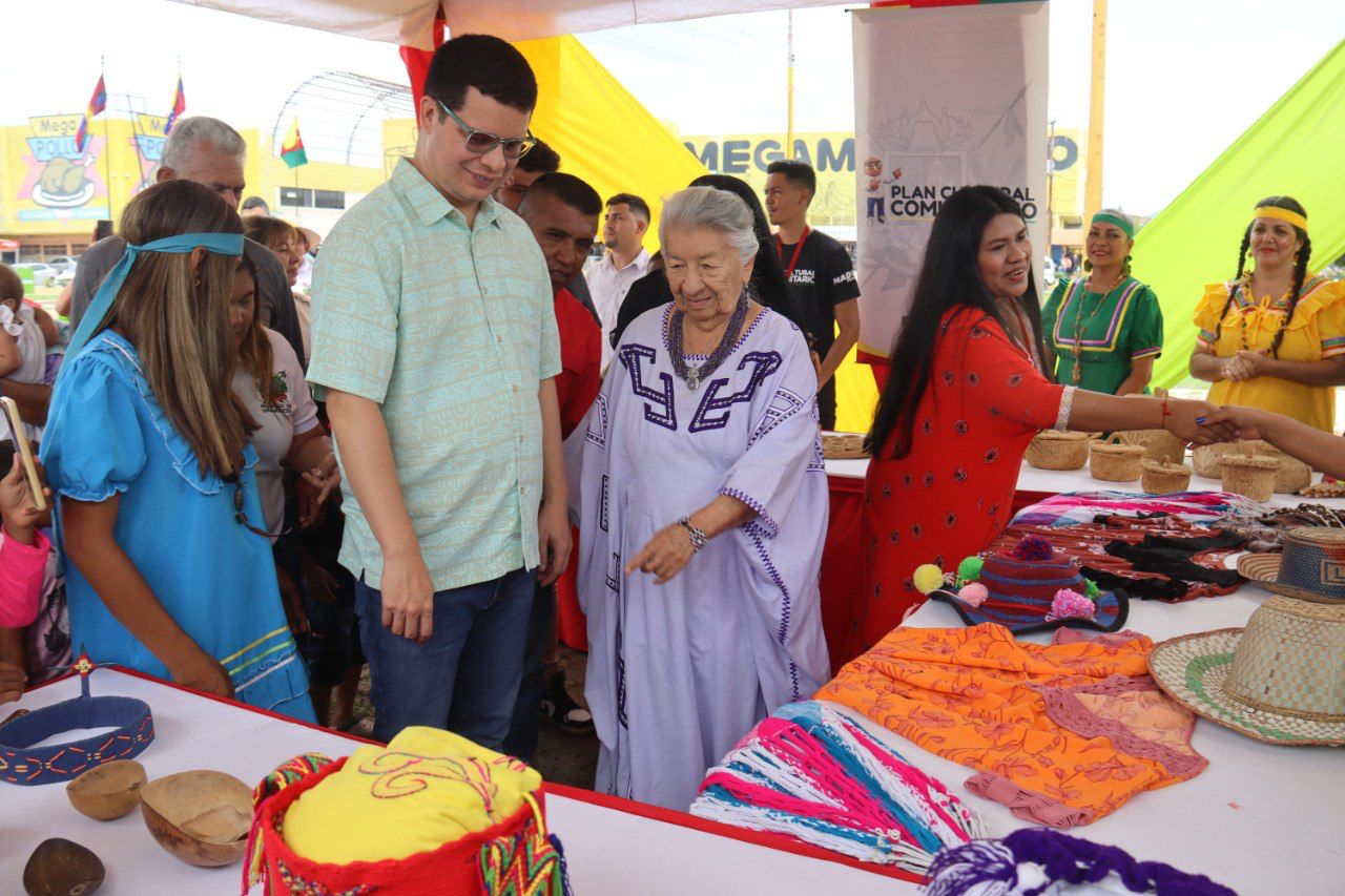 Alcalde de Valencia Julio Fuenmayor en la Celebración del Día de Internacional de la Mujer Indígena