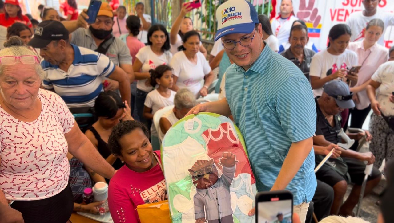 Alcalde de Valencia Julio Fuenmayor haciendo entrega de canastillas de bebes
