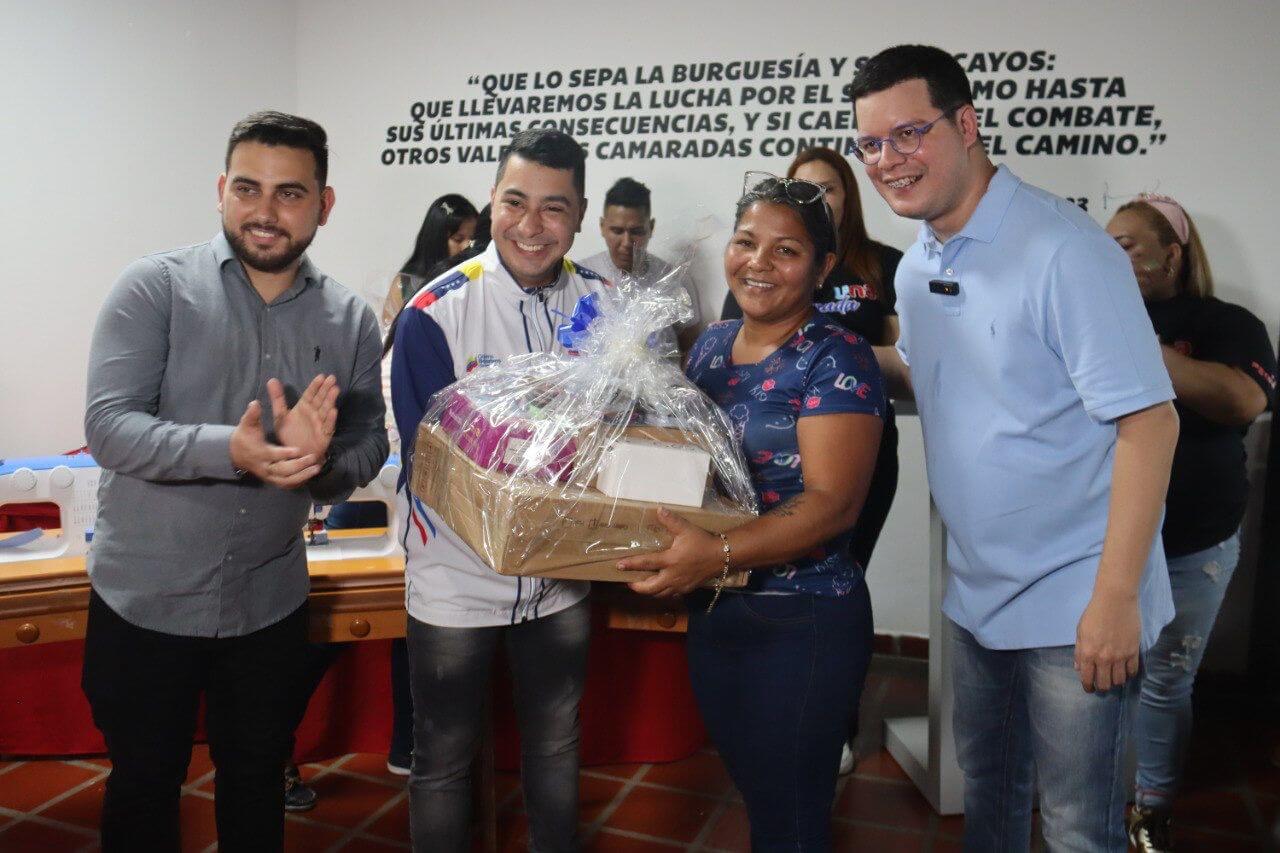 Alcalde Julio Fuenmayor junto a Representantes de la Comunidad entregando suministros