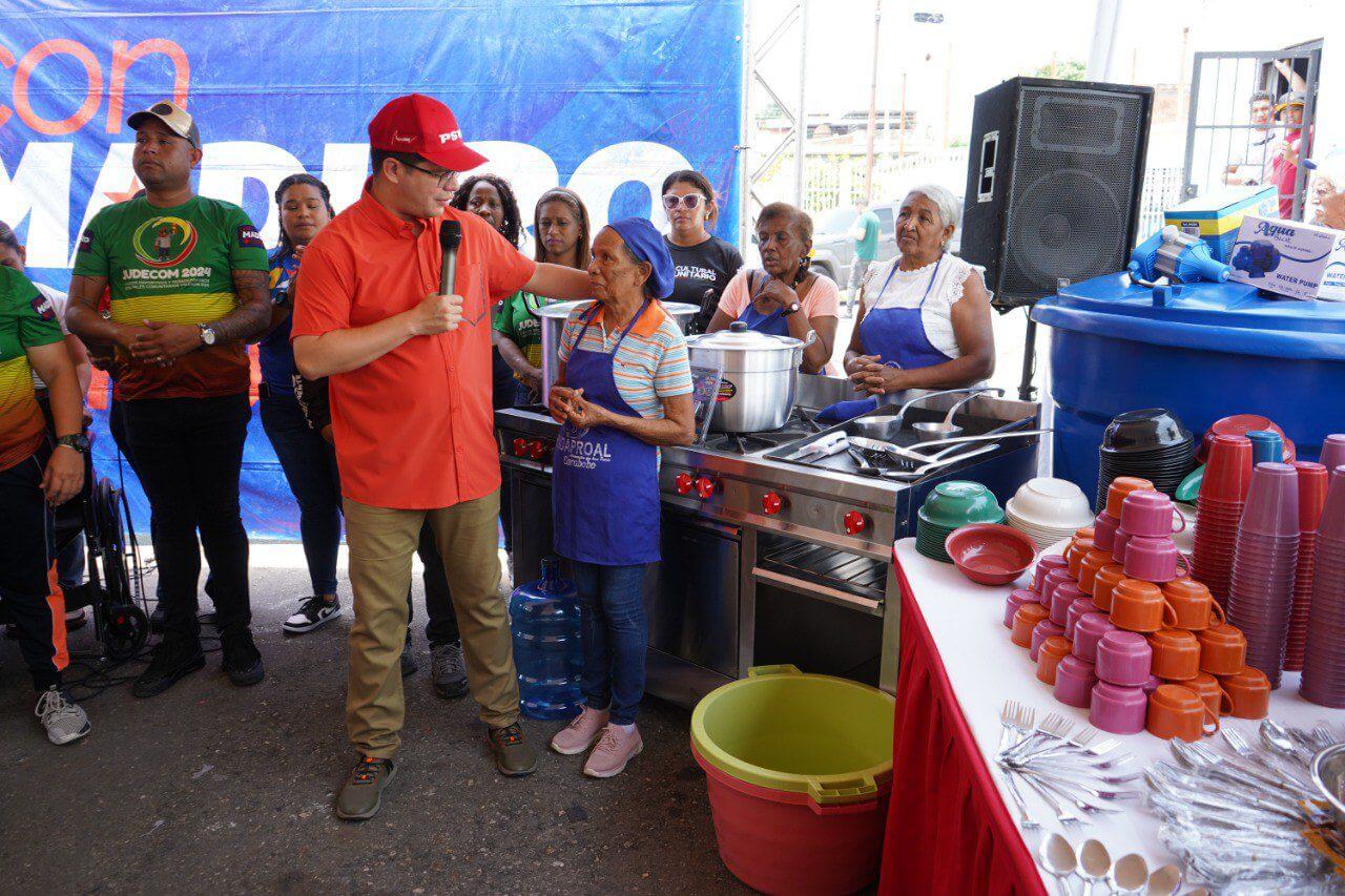 alcalde de Valencia, Julio Fuenmayor en casa de alimentación "Ana María Campos".