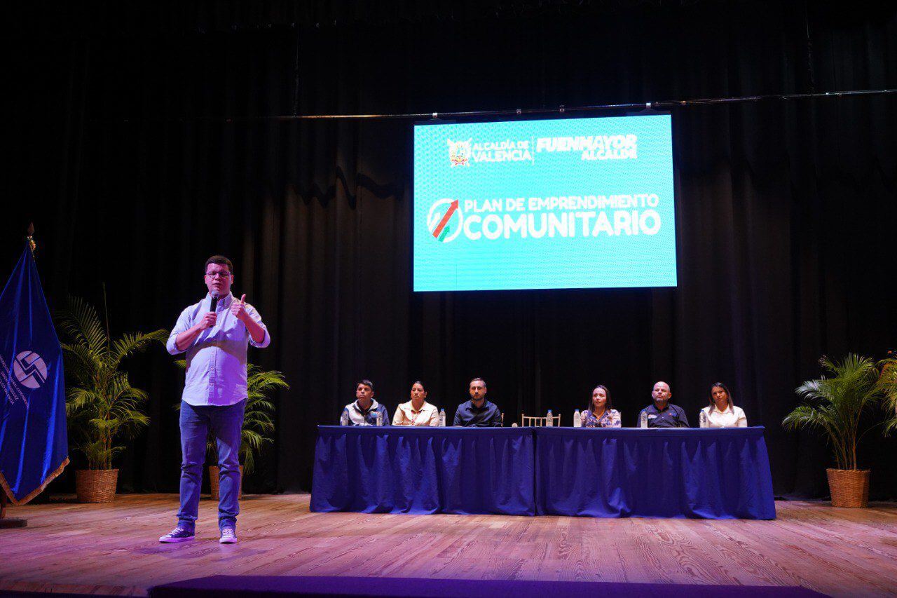 Alcalde Julio Fuemayor junto a Sergio Lotartaro, presidente del Banco Bicentenario; María Magdalena Manrique, directora de la Universidad Experimental Simón Bolívar (Uners) Carabobo; Carlos Nino, director regional de Emprender Juntos; Orcly García, director de Inapimy y Anielli Pasarielli, gerente del Banco Bicentenario.