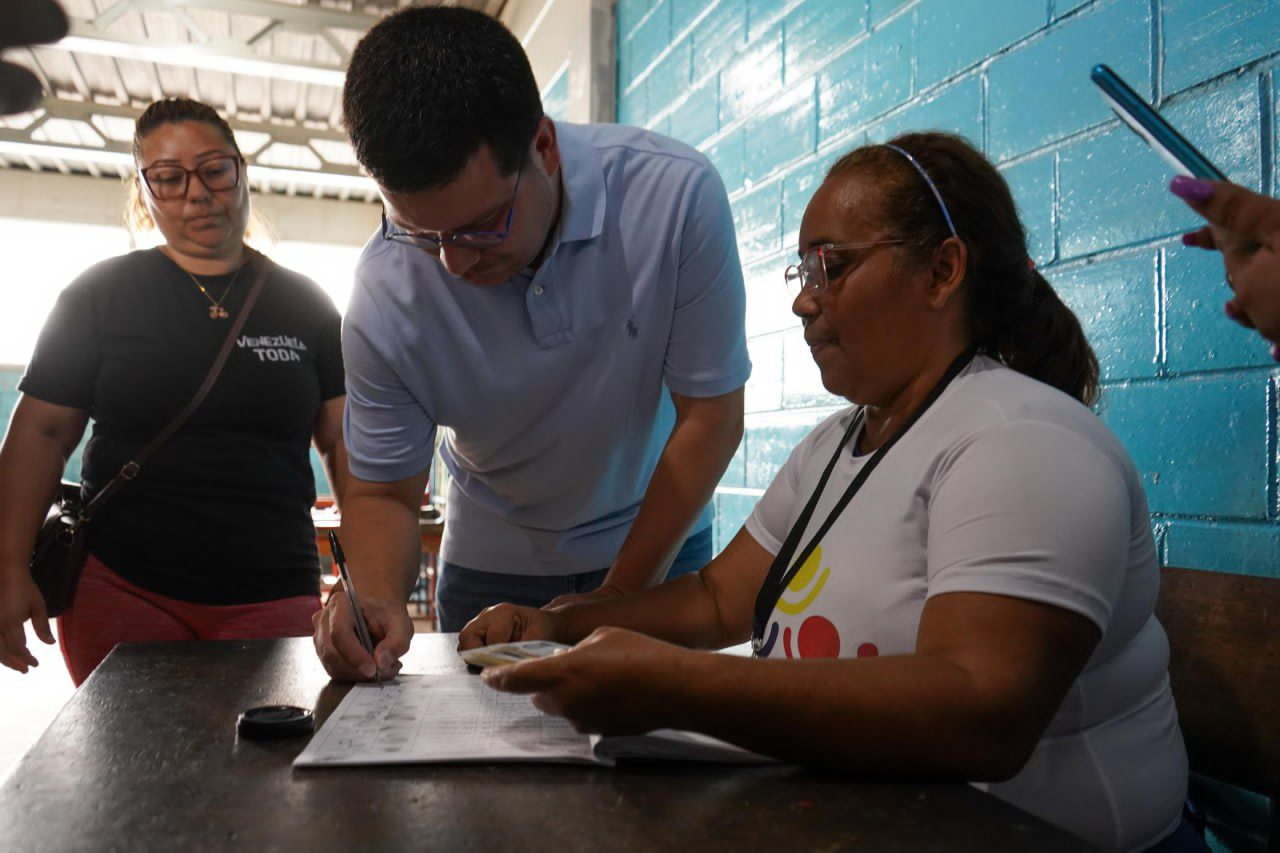 Julio Fuenmayor en el Colegio Negro Primero de la comunidad Bicentenario. 