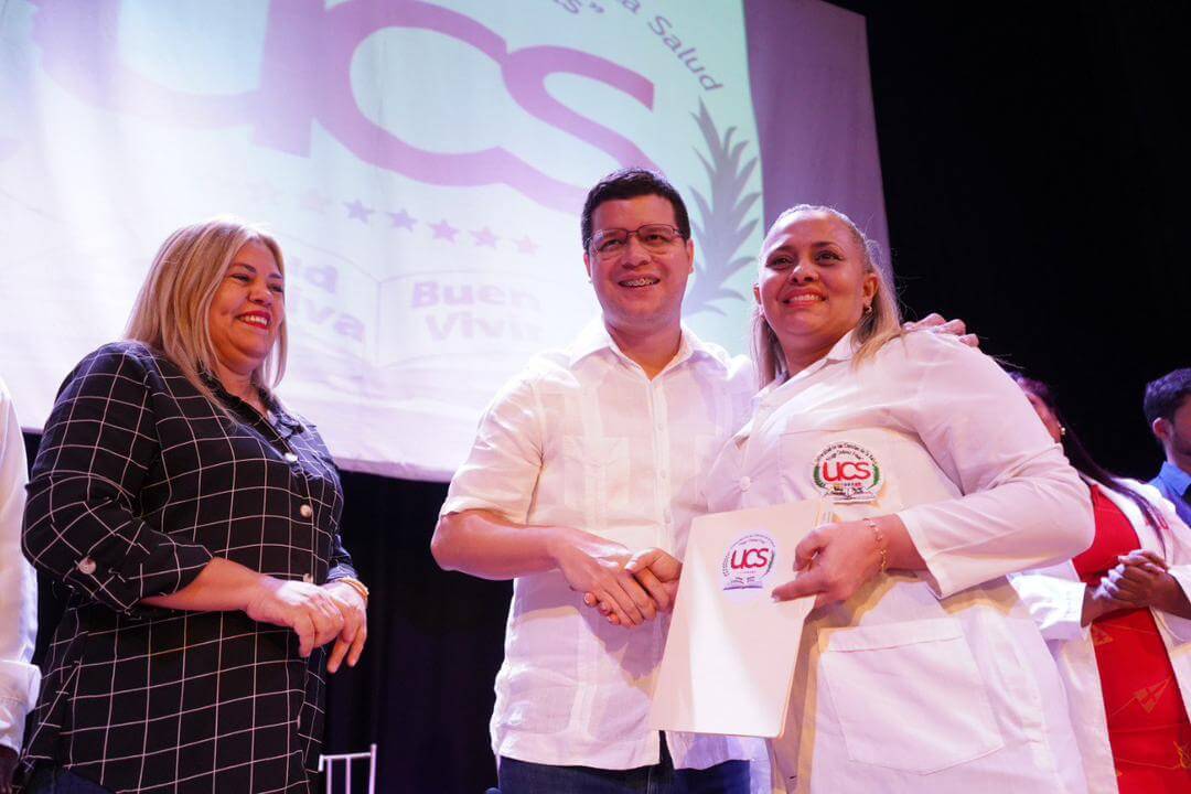 alcalde Julio Fuenmayor, coordinadora Fundación Misión Barrio Adentro, Licda. Yesenia Gutiérrez; la directora general de la Universidad de Ciencias de la Salud “Hugo Chávez Frías”, núcleo Carabobo, Dra. Aida de Santiago.